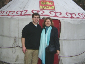Iris M. Brandl-Grau mit dem "weltwärts"-Freiwilligen Arthur vor einer kirgisischen Yurte