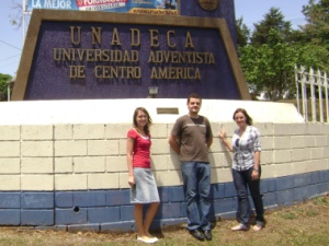 Die drei "weltwärts"-Freiwilligen Marina, Jaroslav und Anna vor der Universität in Costa Rica